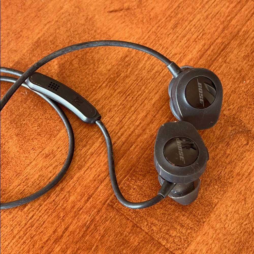 Bose headphone with charger